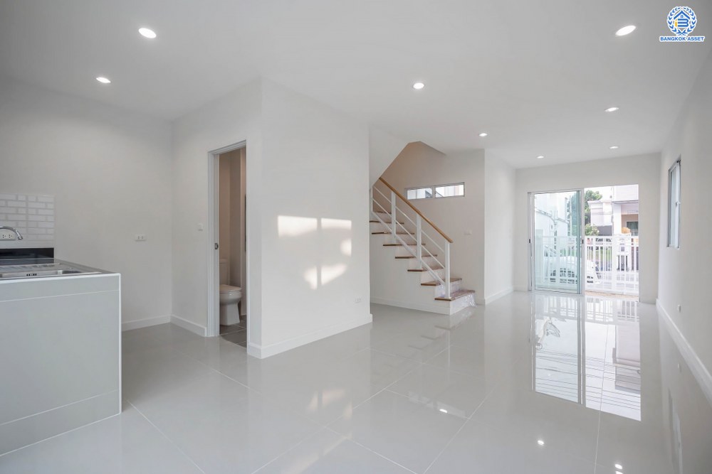 บ้านมือสองตกแต่งใหม่ โครงการ พฤกษาทาวน์เน็กซ์ ติวานนท์-พระราม5 หลังมุม เนื้อที่ 21.6 ตร.ว. ฟังก์ชัน 3 ห้องนอน 2 ห้องน้ำ 1 ที่จอดรถ พร้อมเข้าอยู่ได้ทันที บนทำเลเดินทางสะดวก ติดถนนนครอินทร์ เชื่อมต่อถนนราชพฤกษ์ ถนนกาญจนาภิเษก ใกล้จุดขึ้นทางด่วน "ศรีรัช" และรถไฟฟ้าสายสีม่วง "สถานีตลาดบางใหญ่"